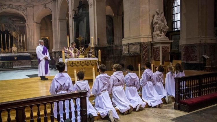 Các trẻ em giúp lễ