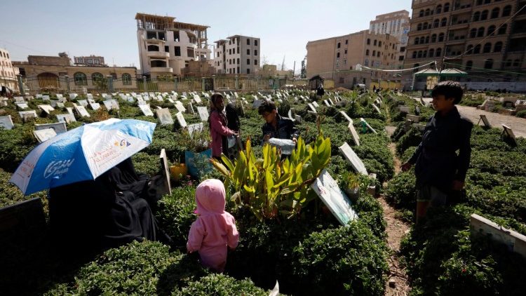 Une famille yéménite se rassemble autour de la tombe d'un défunt dans un cimetière de Sanaa. Environ 233 000 personnes ont perdu la vie depuis le début de la guerre en 2014, selon un estimation récente de l'ONU