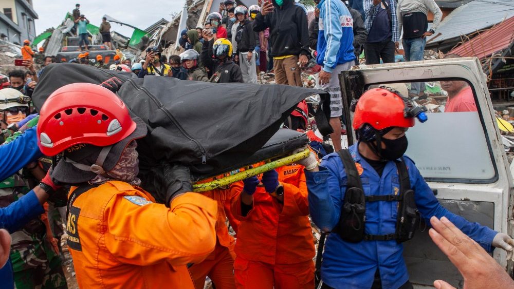 Operaciones de rescate tras el terremoto en Indonesia.