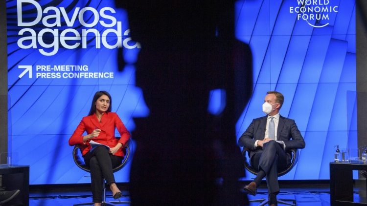 Il direttore generale del Wef, Saadia Zahidi a sinistra