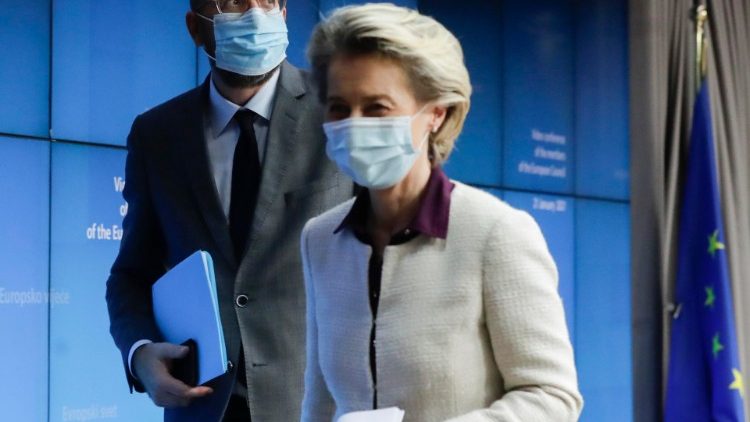 La presidente della Commissione Ue Von Der Leyen alla conferenza stampa al termine della riunione dei 27 leader Ue
