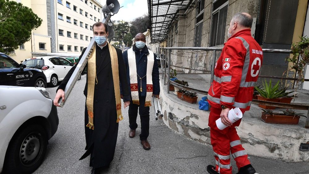 Os dois sacerdotes se deslocam com o megafone pelas vielas do hospital