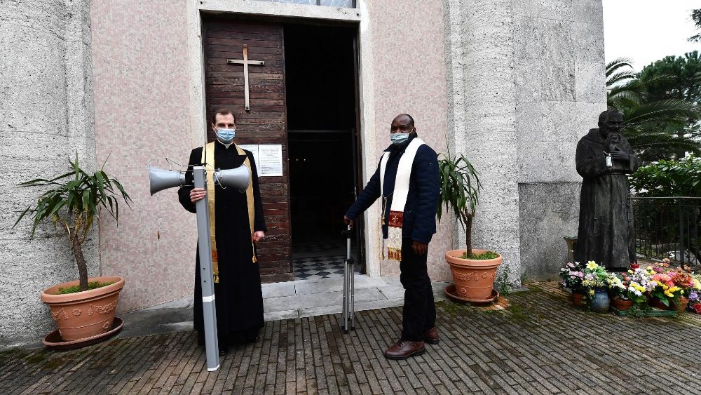 Padre Alvise e Padre Gregório preparam-se para guardar o megafone após as orações