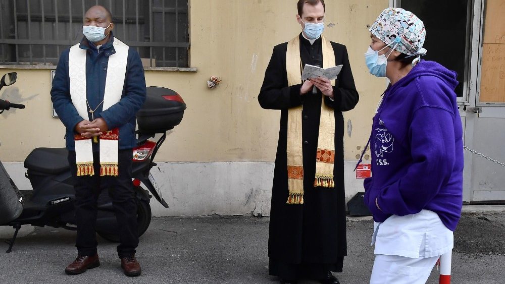 Para oração em tempos de coronavírus,  capelão usa megafone nas vielas de hospital em Gênova