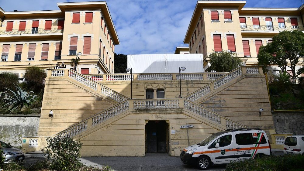 Para oração em tempos de coronavírus,  capelão usa megafone nas vielas de hospital em Gênova