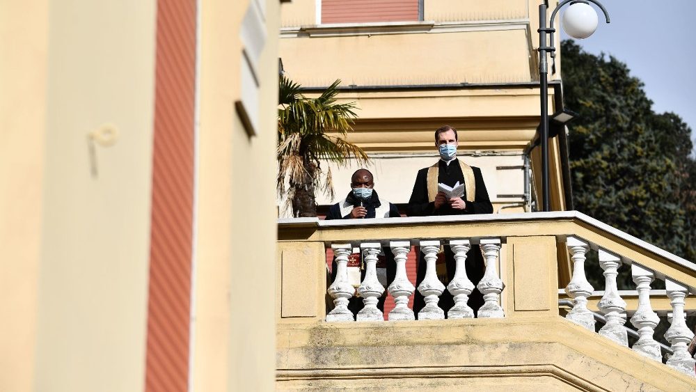 Para oração em tempos de coronavírus,  capelão usa megafone nas vielas de hospital em Gênova