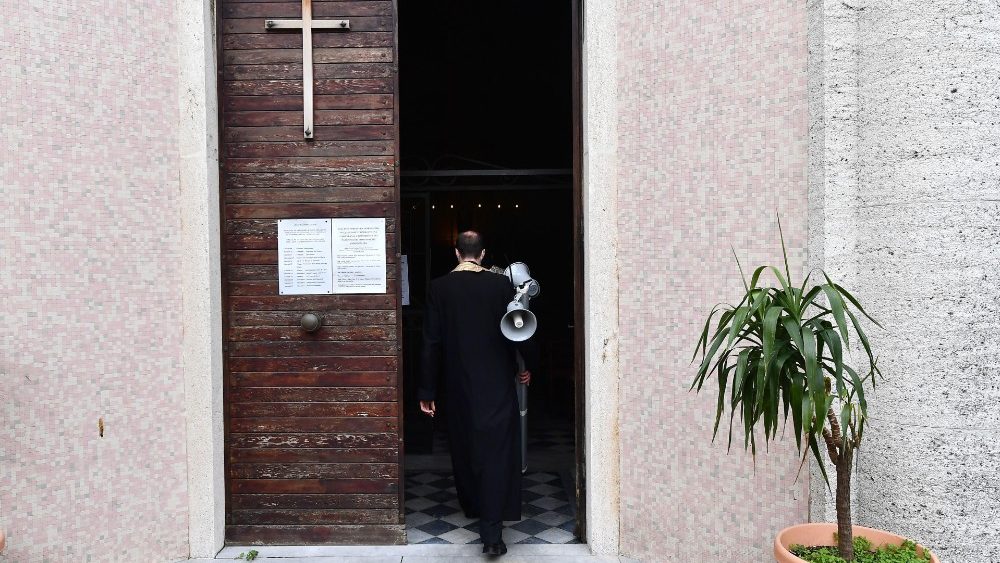 Padre Alvise entra na capela do hospital após as orações