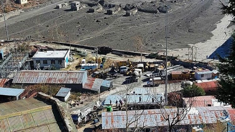 Desastre causado pelo rompimento de um pedaço de geleira na Índia