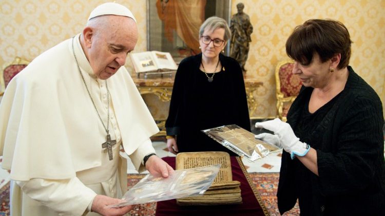 Archivbild: Papst Franziskus, die Sidra und Ivana Borsotto (Mitte) von Focsiv und eine Buch-Restauratorin