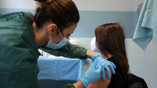 El Vaticano: ninguna forma de represión para los que rechazan la vacuna