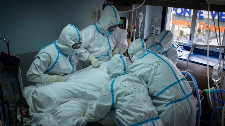 Personal médico atiende a un paciente con coronavirus en la Unidad de Cuidados Intensivos (UCI) del Hospital Cosaga de Ourense, provincia de Galicia.