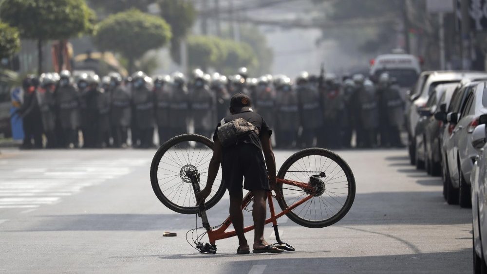 Polícia reprime protestos em Yangon