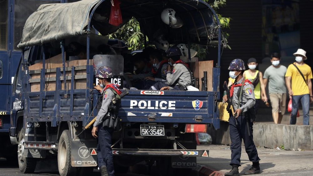 Polícia reprime protestos em Yangon