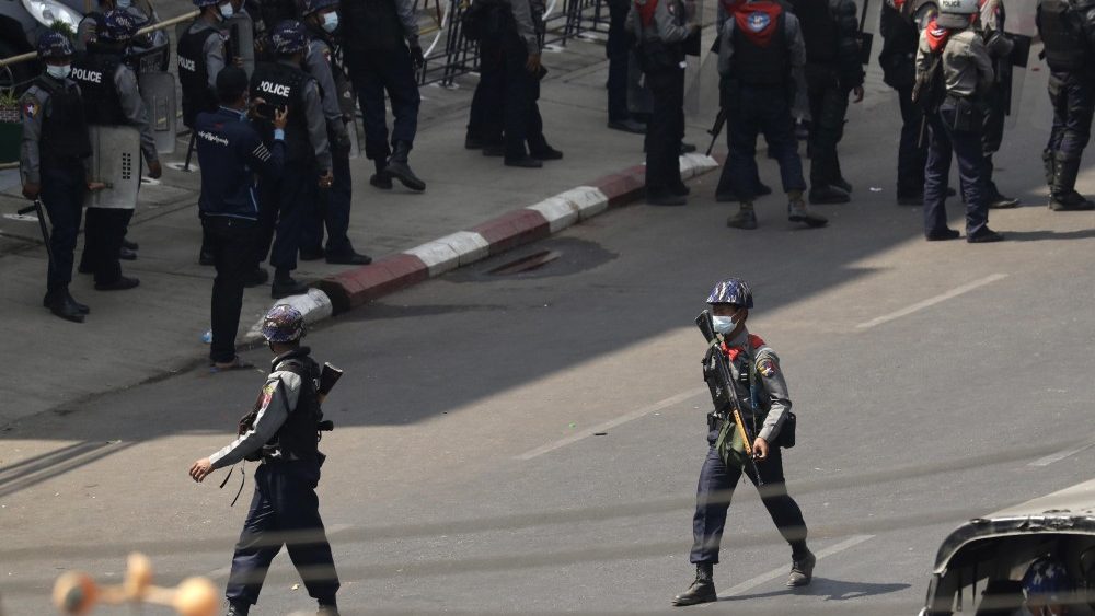 Polícia reprime protestos em Yangon