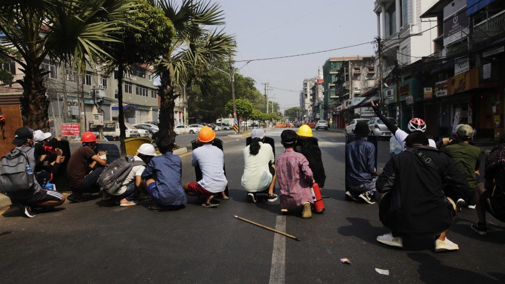 Jovens protestam em Yangon
