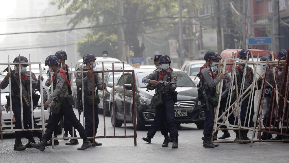 Polícia reprime protestos em Yangon