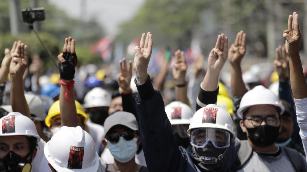 Jovens protestam em Yangon