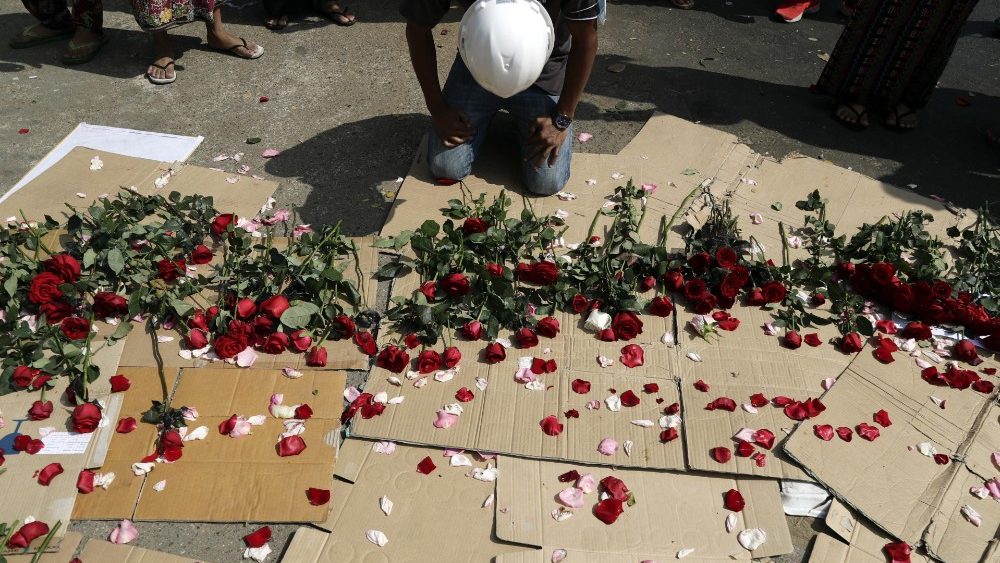 Manifestante em local onde professora foi morta ao protestar contra golpe militar