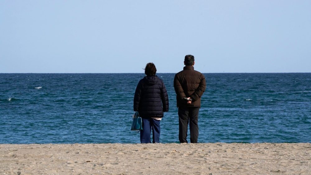 Japoneses na praia Arahama, em Sendai, recordam do tsunami gerado pelo terremoto de magnitude 9.0