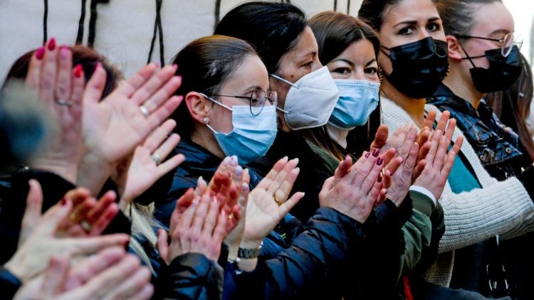 Gruppo di donne che manifesta per il lavoro