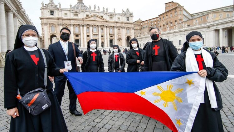 Fieles de Filipinas en la Plaza De San Pedro, este 14 de marzo