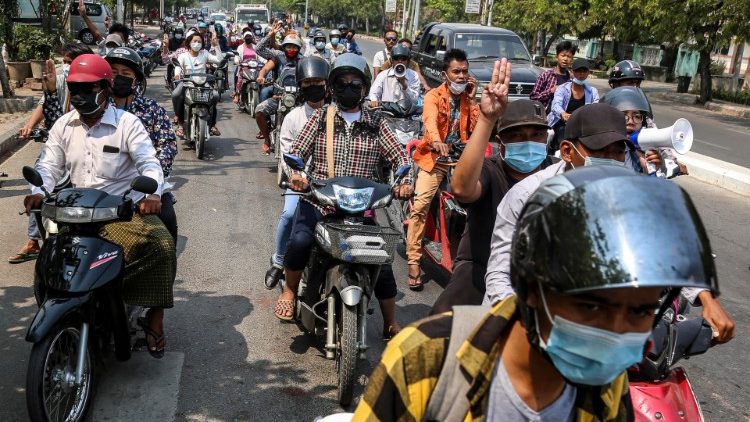 Kard. Parolin zachęca Kościół w Birmie do budowania mostów