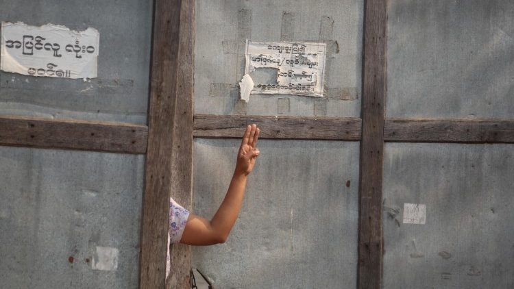 Os três dedos das mãos unidos são um símbolo de resistência contra o golpe militar em Myanmar
