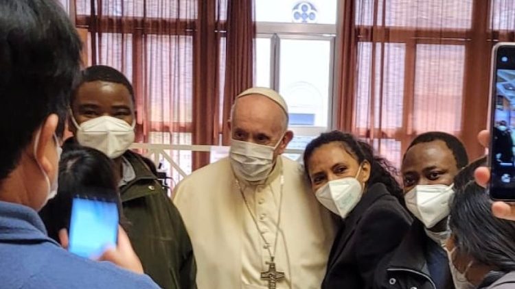 El Santo Padre visita a los pobres y personas sin hogar siendo vacunadas en el Vaticano