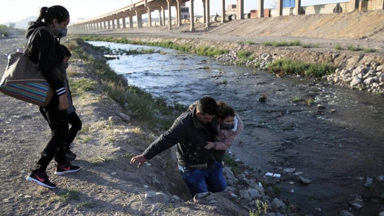 Migrantes en la frontera entre México y los Estados Unidos
