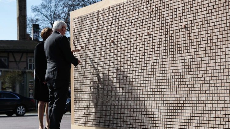 Walter Steinmeier beim Besuch in der Gedenkstätte Buchenwald 