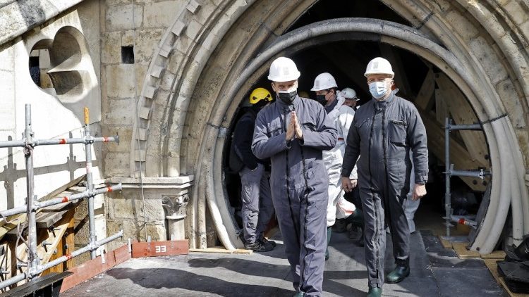 Prezydent Francji Emmanuel Macron i generał Jean-Louis Georgelin na rusztowaniach okalających dach katedry Notre-Dame.