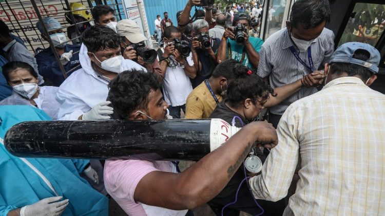 Mumbai: il trasferimento di un malato di Covid-19 dalla terapia intensiva, dove si è sviluppato l'incendio di stamattina, ad un altro ospedale