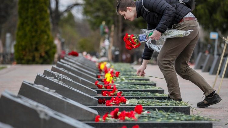 Em cemitério de Mitino, Moscou, homenagem às vítimas do acidente nuclear em Chernobyl