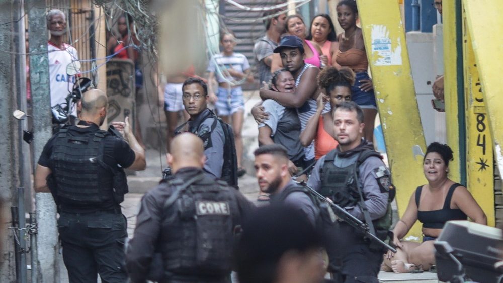 As imagens desta quinta-feira (6) na favela de Jacarezinho, no Rio