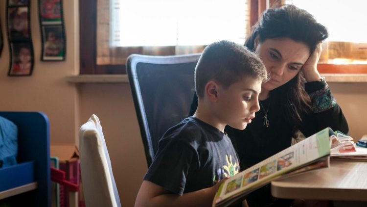 Tra le cause del confinamento in causa l'aumento di violenze domestiche e di adescamento online