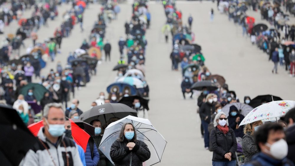 Fiéis presentes em Fátima em observâncias às normas anti-Covid