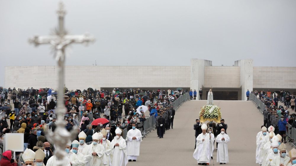 Procissão com imagem de Nossa Senhora onduzida pelo cardeal Tolentino