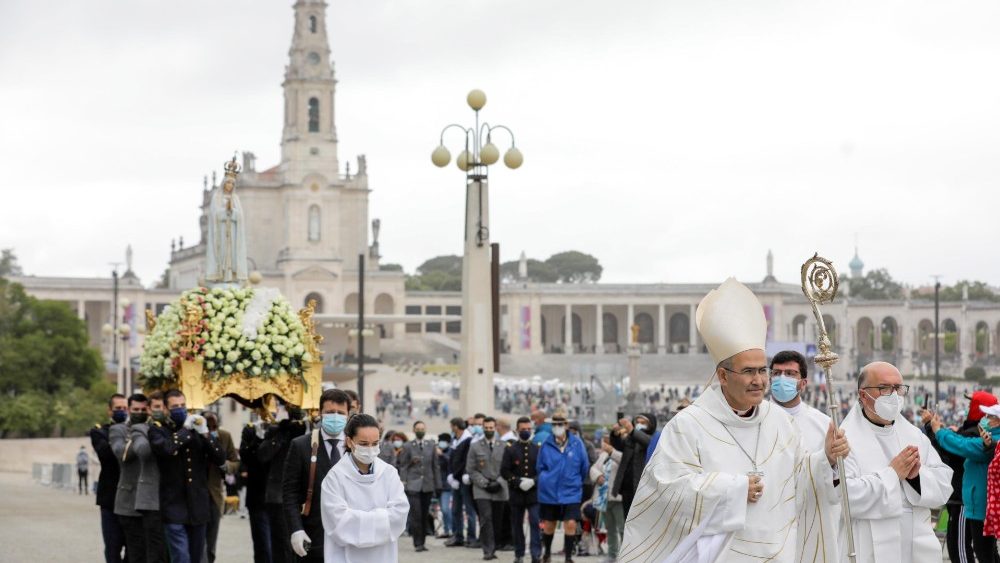 Imagem de Nossa Senhora é carregada ente os peregrinos que participam do 104º aniversário da aparição aos pastorinhos