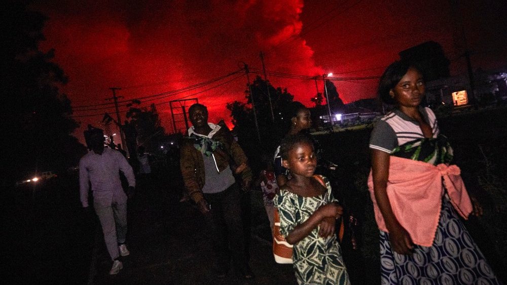 Residentes congoleses de Goma fogem do vulcão Monte Nyiragongo quando ele entra em erupção em Goma, na República Democrática do Congo, em 22 de maio de 2021. EPA/HUGH KINSELLA CUNNINGHAM
