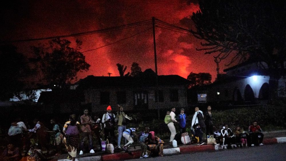 Residentes congoleses de Goma fogem do vulcão Monte Nyiragongo quando ele entra em erupção em Goma, na República Democrática do Congo, em 22 de maio de 2021. EPA/HUGH KINSELLA CUNNINGHAM