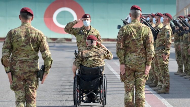 Il tenente colonnello Gianfranco Paglia, Medaglia d'oro al Valor Militare, presenzia la cerimonia che segna la fine della missione italiana in Afghanistan (Claudio Peri / Ansa)