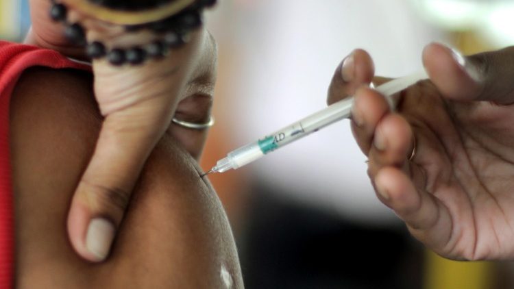 Brazo de una persona en el que se le suministra la vacuna contra el Covid 19.