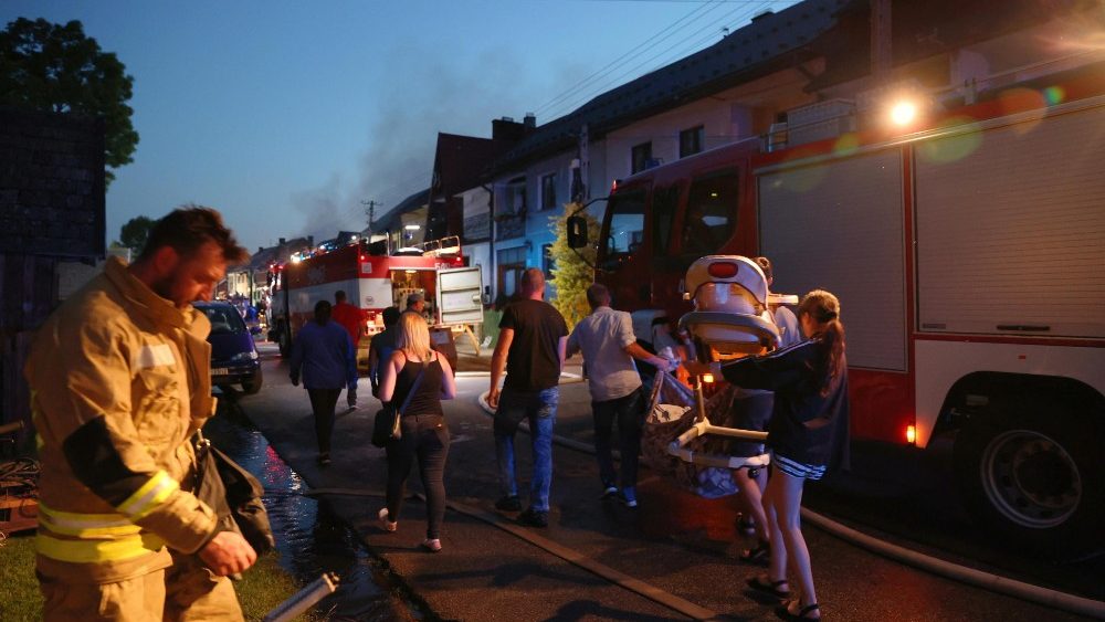 O registro do incêndio na vila de Nowa Biała, região turística da Polônia