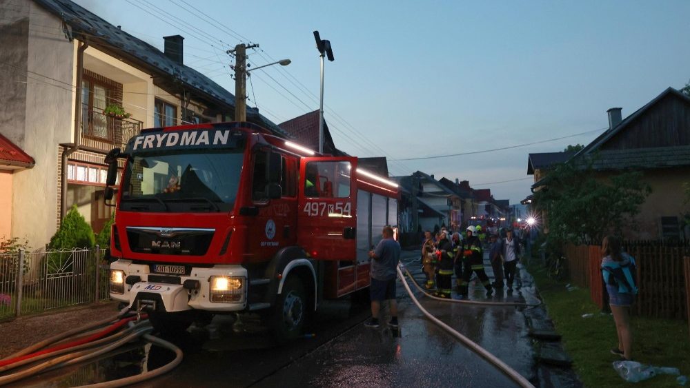 O registro do incêndio na vila de Nowa Biała, região turística da Polônia