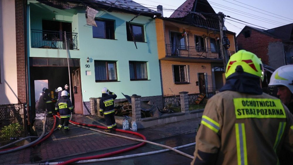O registro do incêndio na vila de Nowa Biała, região turística da Polônia
