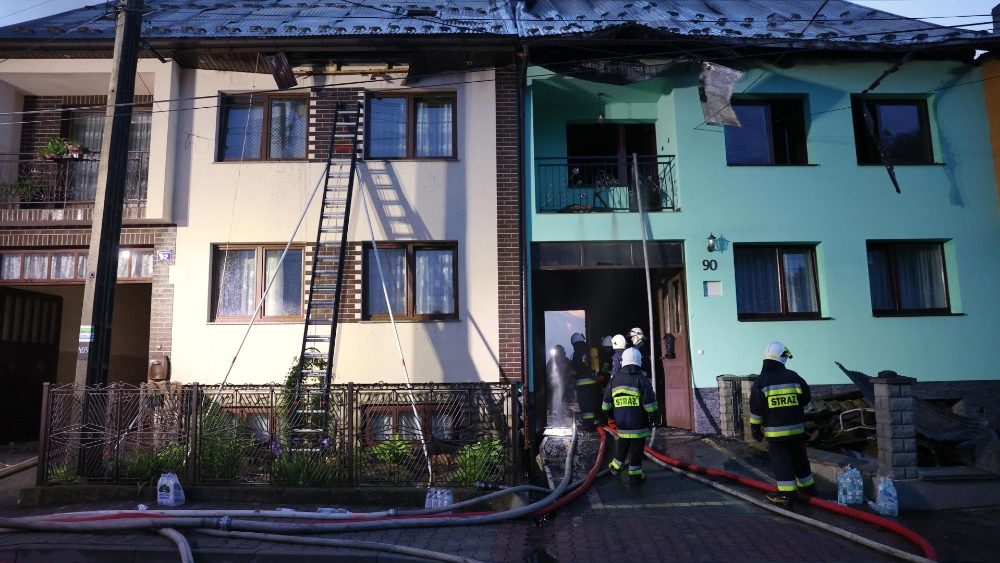 O registro do incêndio na vila de Nowa Biała, região turística da Polônia