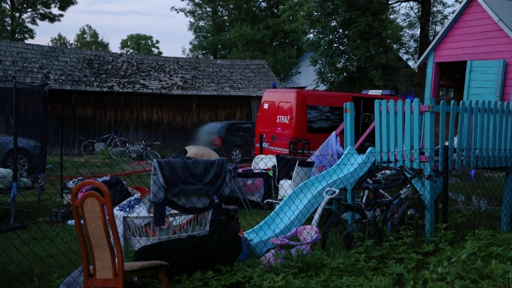 O registro do incêndio na vila de Nowa Biała, região turística da Polônia