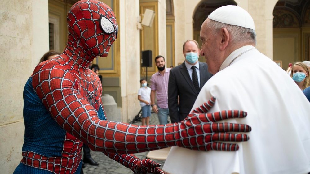 O Papa Francisco e o jovem Mattia Villardita vestido de Homem-Aranha