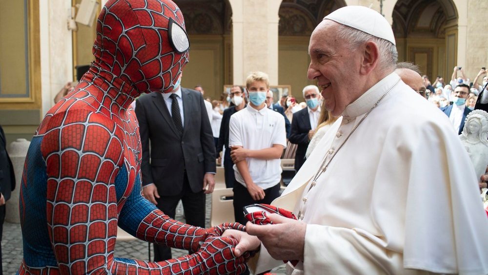 O Papa Francisco e o jovem Mattia Villardita vestido de Homem-Aranha