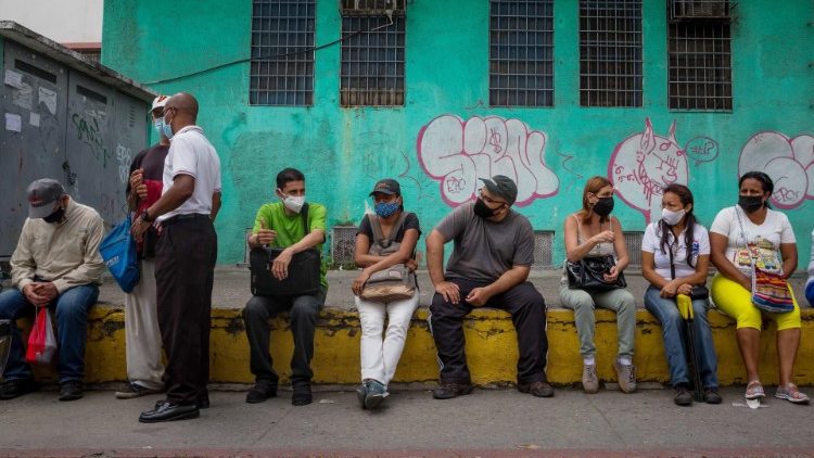 Fila per vaccinarsi in Venezuela
